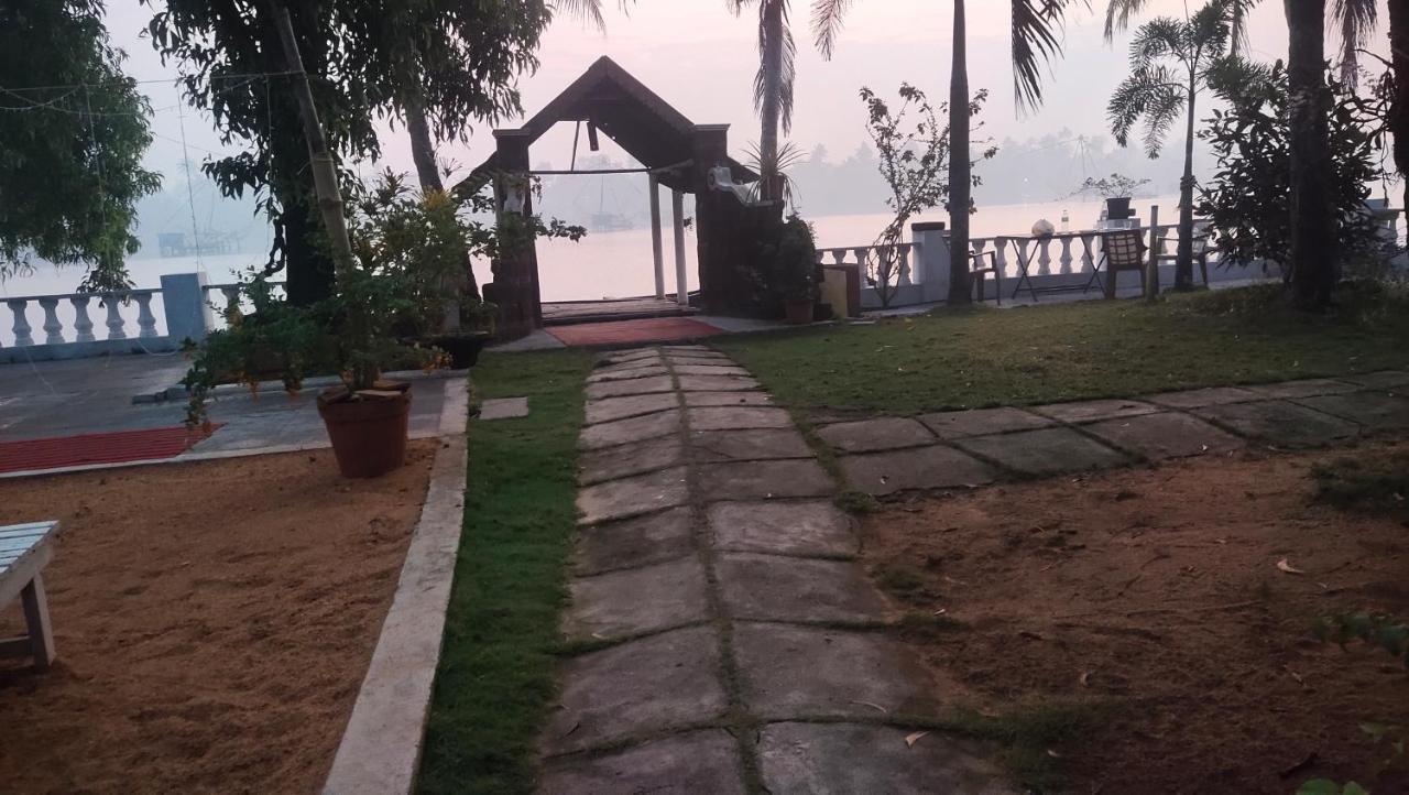 Ambadi'S Villa -Lake View Resort Pallipuram Ngoại thất bức ảnh