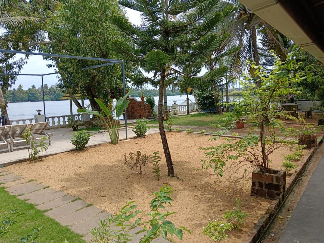 Ambadi'S Villa -Lake View Resort Pallipuram Ngoại thất bức ảnh